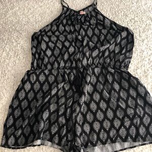 Black and white romper, size XL